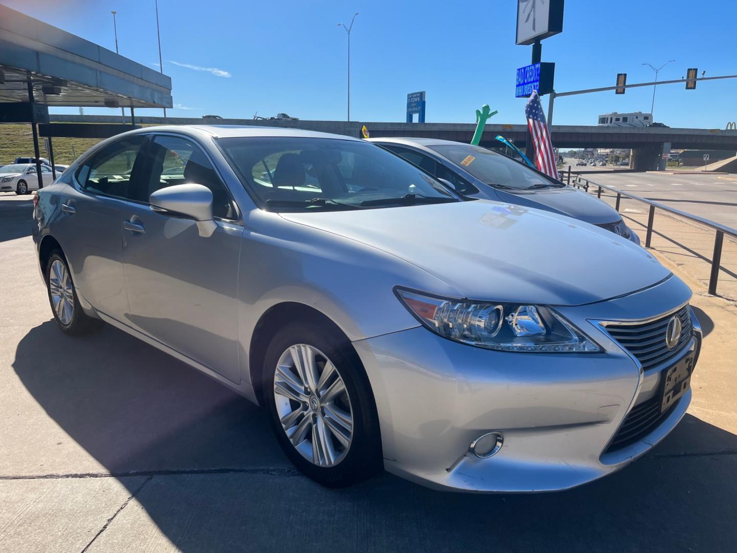 2013 SILVER LEXUS ES 350 BASE Sedan (JTHBK1GG6D2) with an 3.5L V6 DOHC 24V engine, 6-Speed Automatic transmission, located at 8101 E. Skelly Dr., Tulsa, OK, 74129, (918) 592-3593, 36.121891, -95.888802 - Photo#1